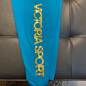 Victoria Sport, size: large, capri leggings. Never worn